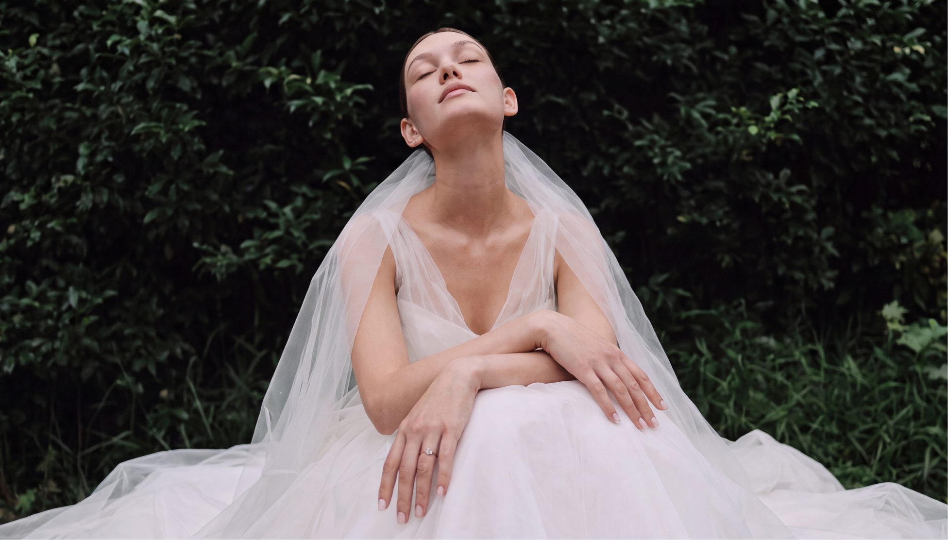 Braut in luxuriösem Kleid genießt einen ruhigen Moment im Grünen – atelier auréve Journal, elevierte Hochzeiten
