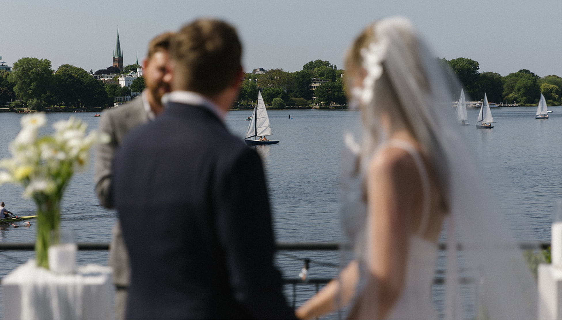 Brautpaar an der Hamburger Alster mit Segelbooten – atelier auréve Journal, von Hamburg nach Rom