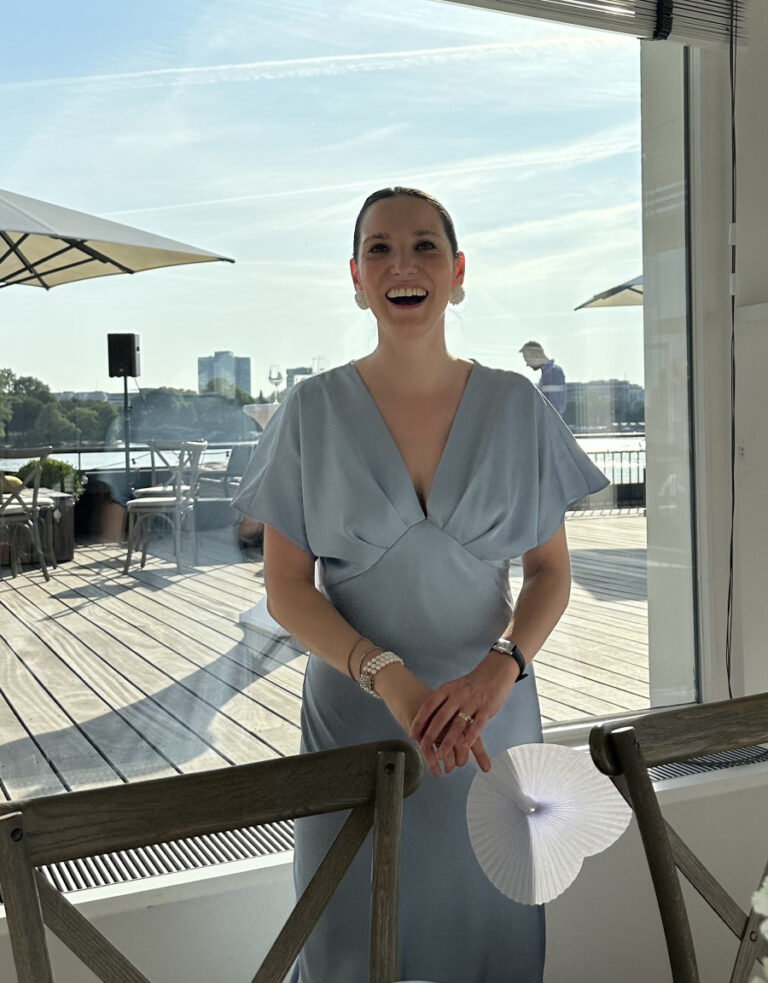 Benedetta, Gründerin von atelier auréve, lachend auf der Terrasse – Hochzeitsplanerin Hamburg