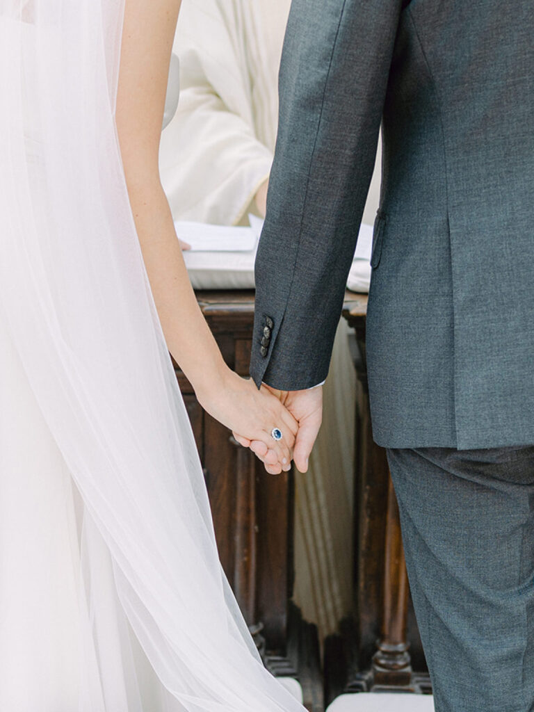Brautpaar hält Hände während der Trauung – Tagesbegleitung für Hochzeiten von atelier auréve