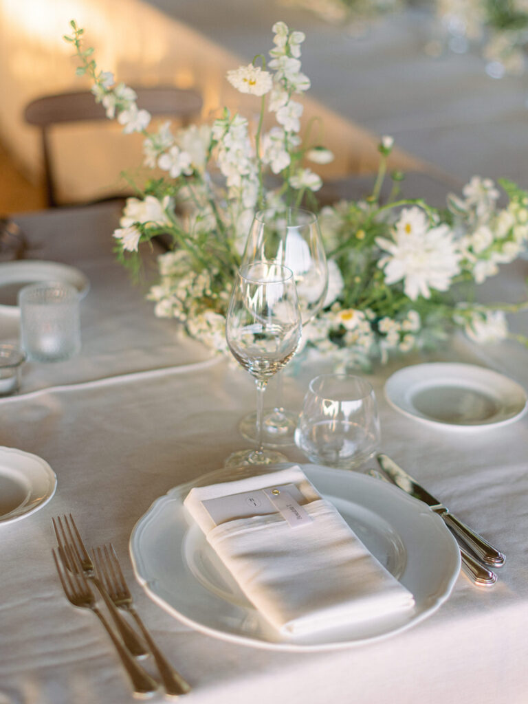 Tischdekor mit weißen Blumen – Teilplanung für Hochzeiten von atelier auréve
