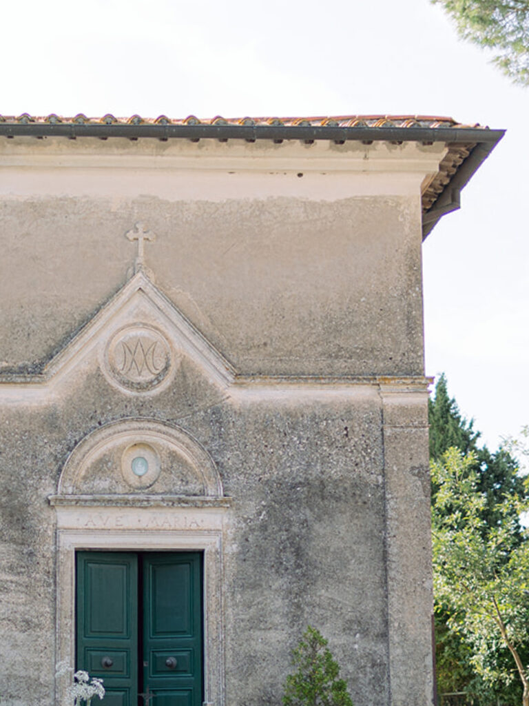 Historische italienische Kapelle mit grüner Tür – Vollplanung für Hochzeiten von atelier auréve