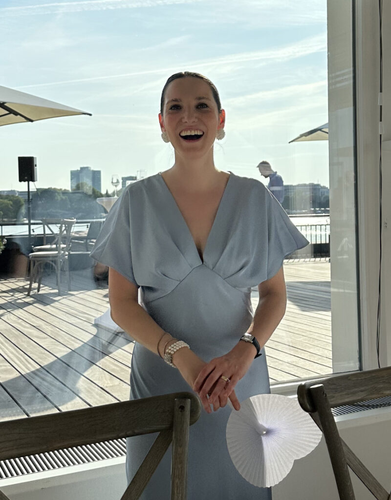 Benedetta, Gründerin von atelier auréve, lachend auf der Terrasse – Hochzeitsplanerin Hamburg